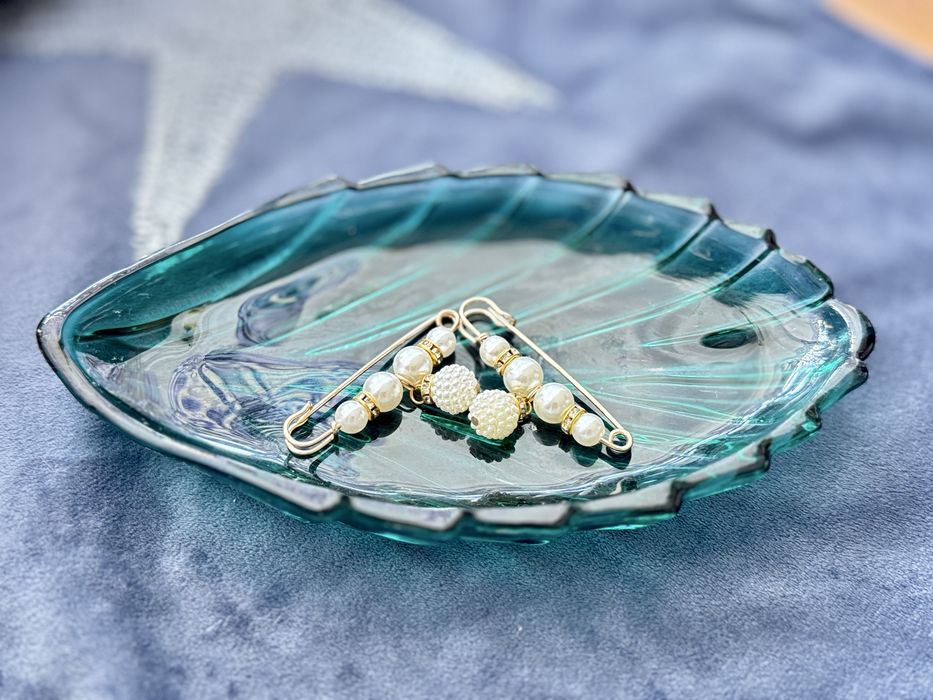 Komplet dwoch broszek, spinek do koszuli z ozdobną perełką