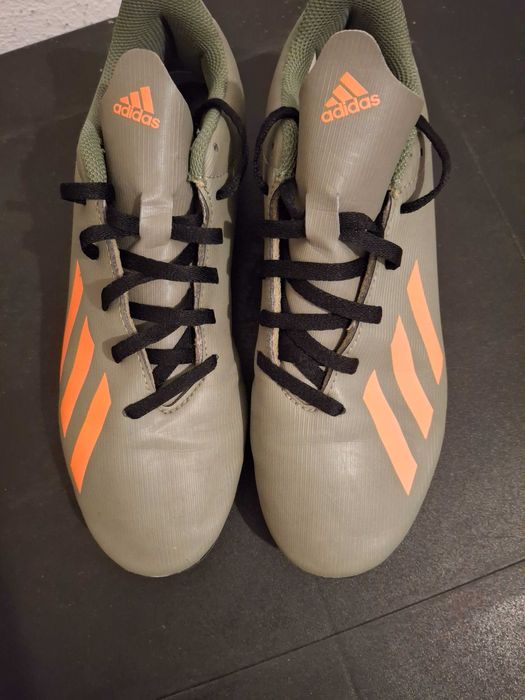 Chuteira ADIDAS muito bem conservada