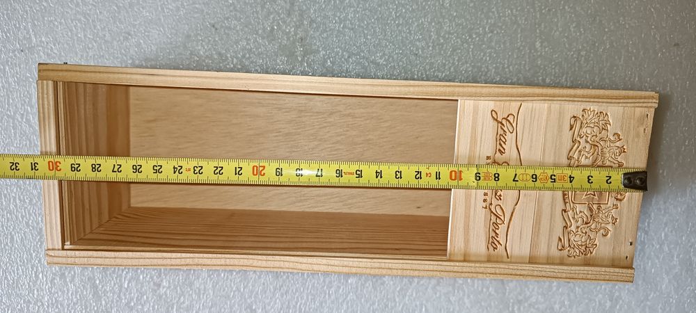 Antiga Caixa de madeira de vinho do porto timbrada assinada?