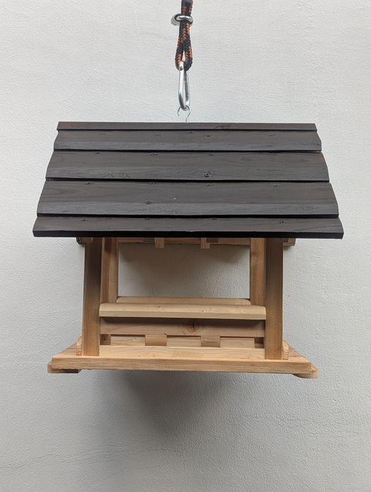 Ręcznie wykonany karmnik dla ptaków