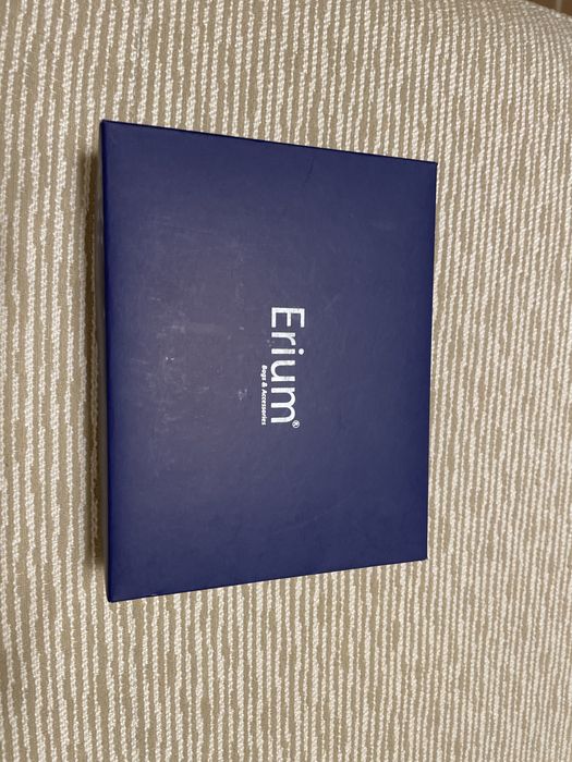 Carteira em pele castanha nova