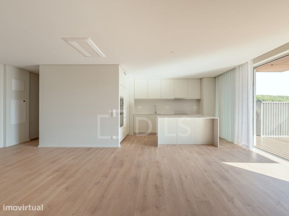 Apartamento T3 com terraços e estacionamento, em Miraflores