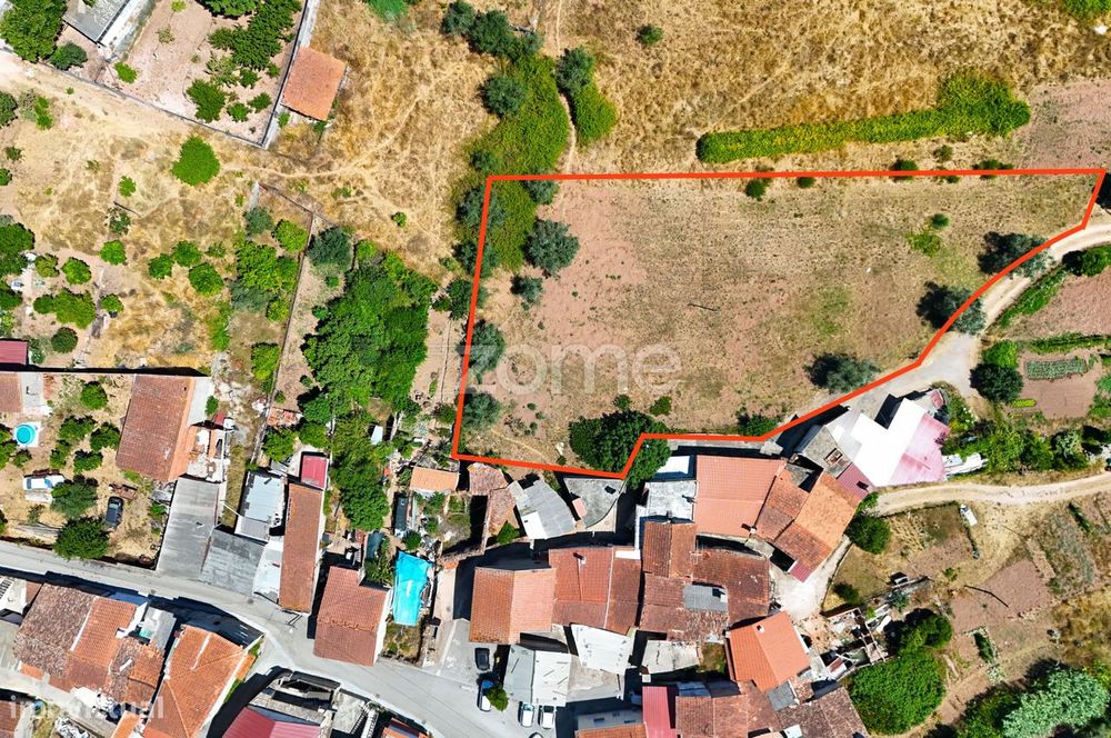 Moradia em ruínas com terreno