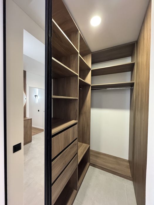 Центр .Продаж 2 кім квартири з великою кухнею та єврорем ,2 гардеробні