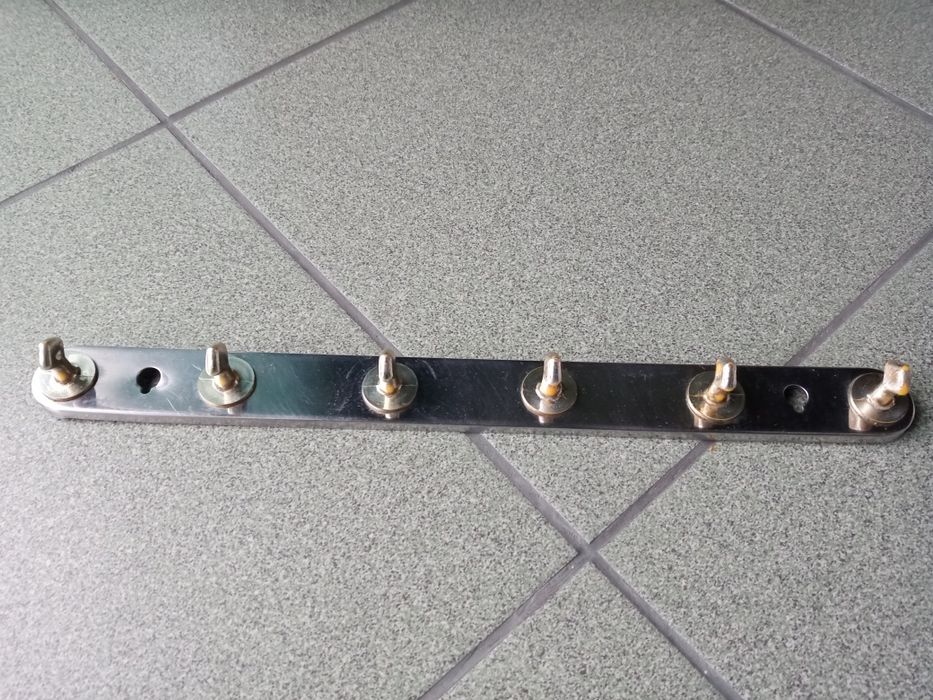 Крючки, вешалка для полотенец или разных мелочей для кухни или ванной.