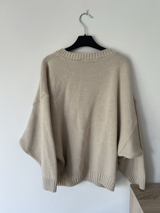 Beżowy sweter.