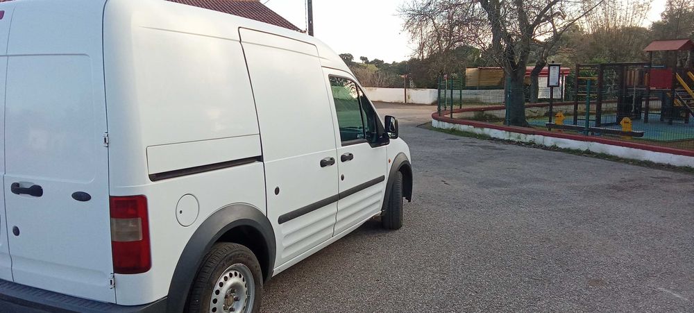Carrinha fibrada com motor de frio