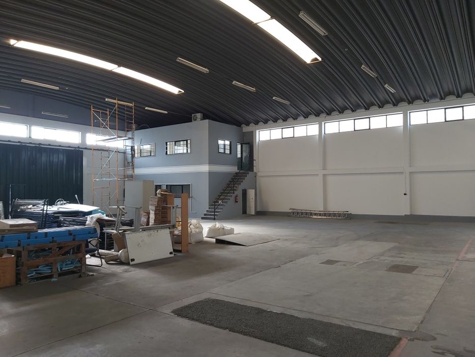 Armazém amplo  bons acessos 575m