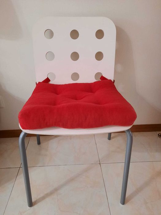 Cadeira IKEA com almofada