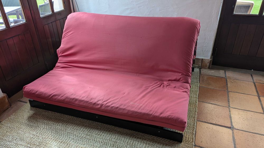 GRATIS Sofá cama baixo em madeira