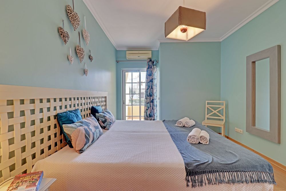FÉRIAS EM VILAMOURA - Apartamento, em condominio com Jardim, Piscinas, Jacuzzi, e Garagem. A 1 km da praia da falésia