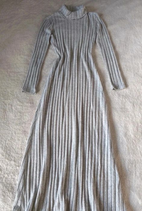 Szara prążkowana sukienka maxi z golfem