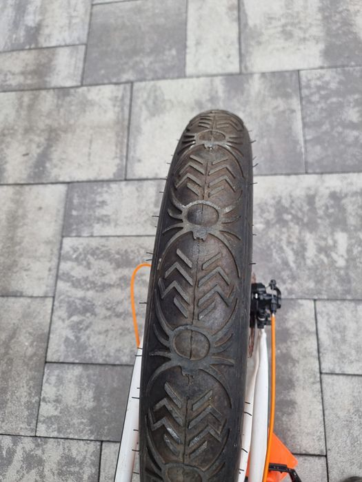 Rower górski na szerokich kołach