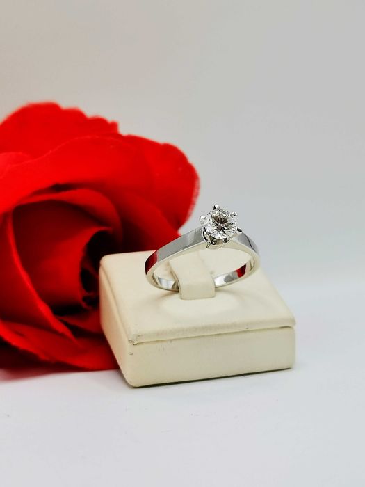 Złoty pierścionek z brylantem 0,61 ct/18k