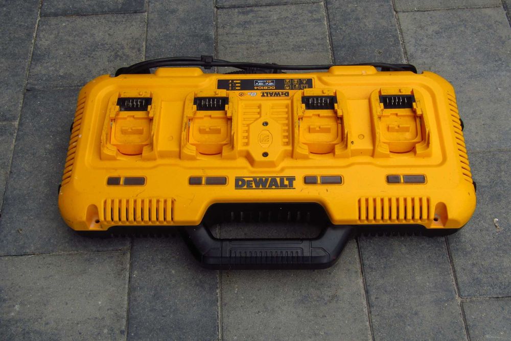 Ładowarka DEWALT DCB 104  XR wielonapięciowa 8 A z 4 gniazdami oryginał