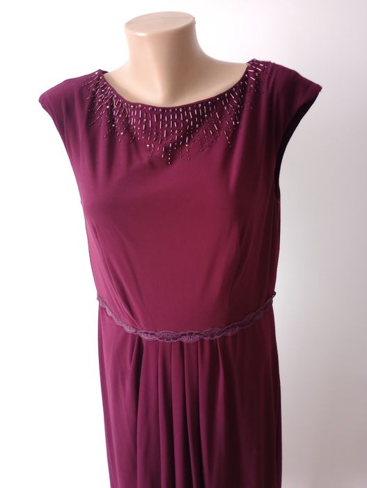 Piękna bordowa sukienka z kryształkami ozdobami