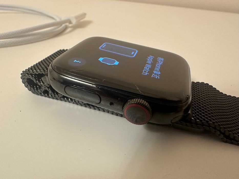 Apple Watch Series 4 – 44 мм з нержавіючої сталі з міланським ремінцем