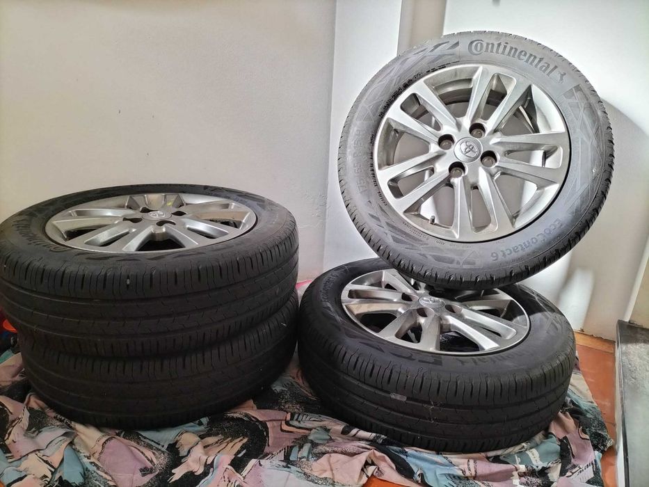Jante originale Toyota Yaris R15 cu anvelope vară Continental 175/65/15