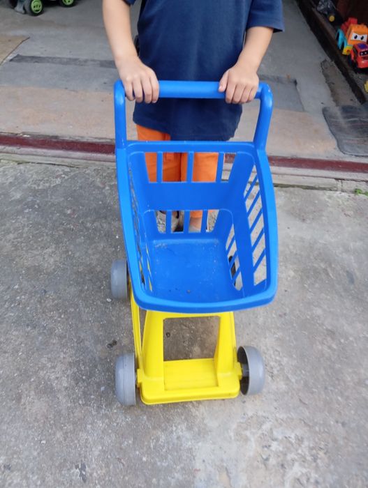 Продаю самокати і дитячий кошик( візочок).