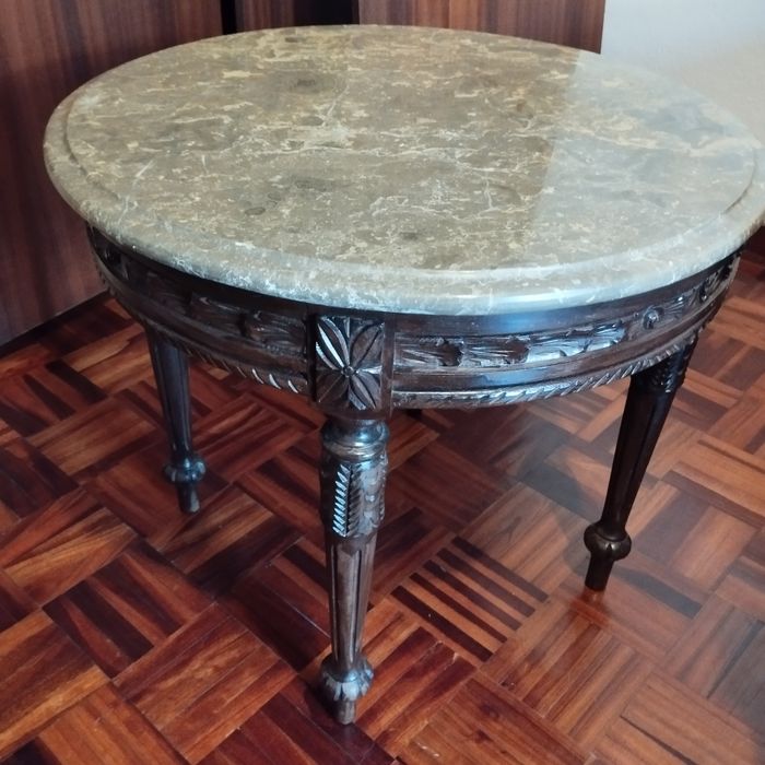 Mesa redonda com pedra mármore