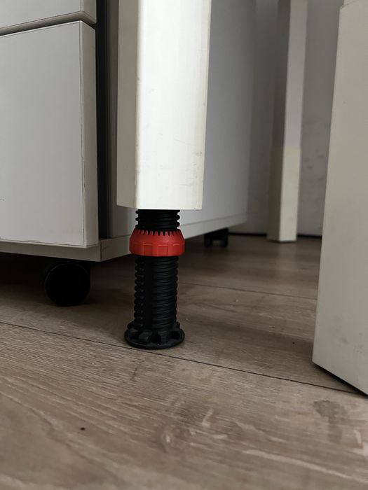 Biurko 140x80 Kinnarps / metalowa rama i nogi / regulacja 0-20 cm