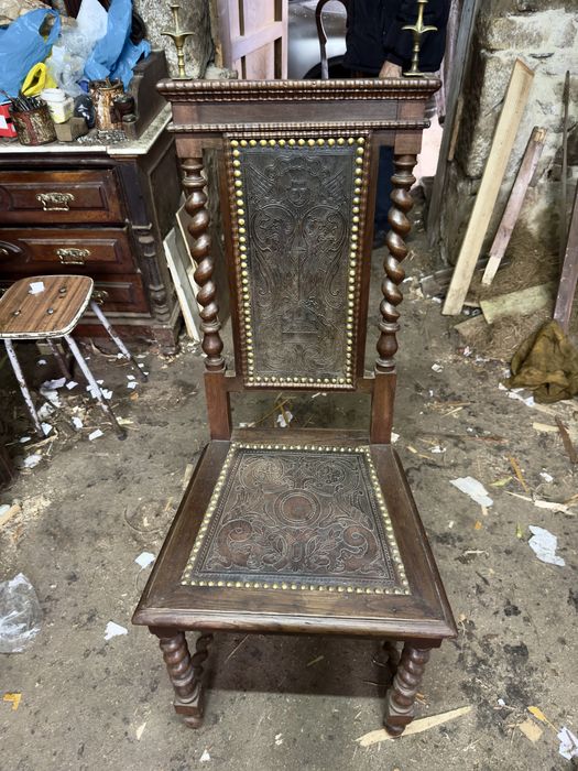 Cadeira de escritório torcido e de couro gravado