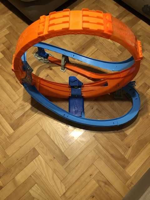 Hot wheels kaskaderska giga pętla