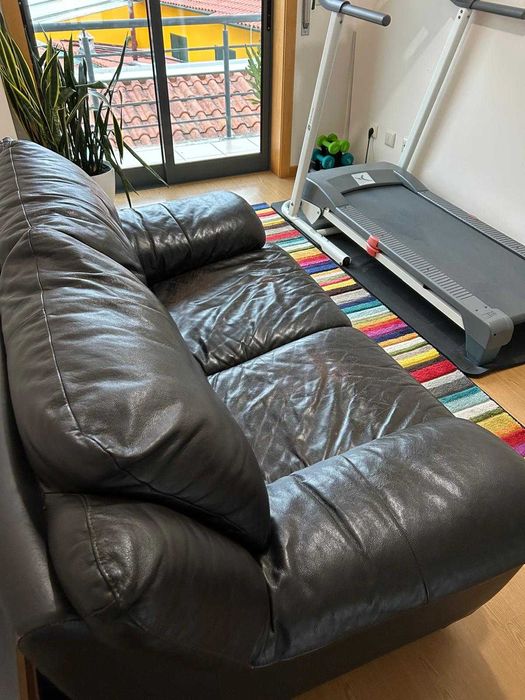 Sofá de 2 lugares em pele castanho escuro