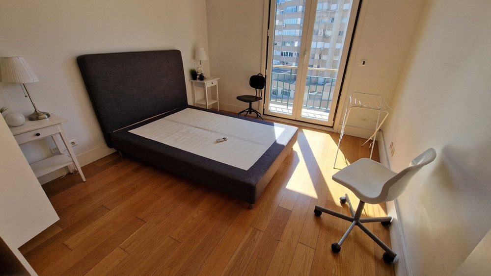 Cama casal estofada Dunvik 140 + colchão IKEA em óptimo estado