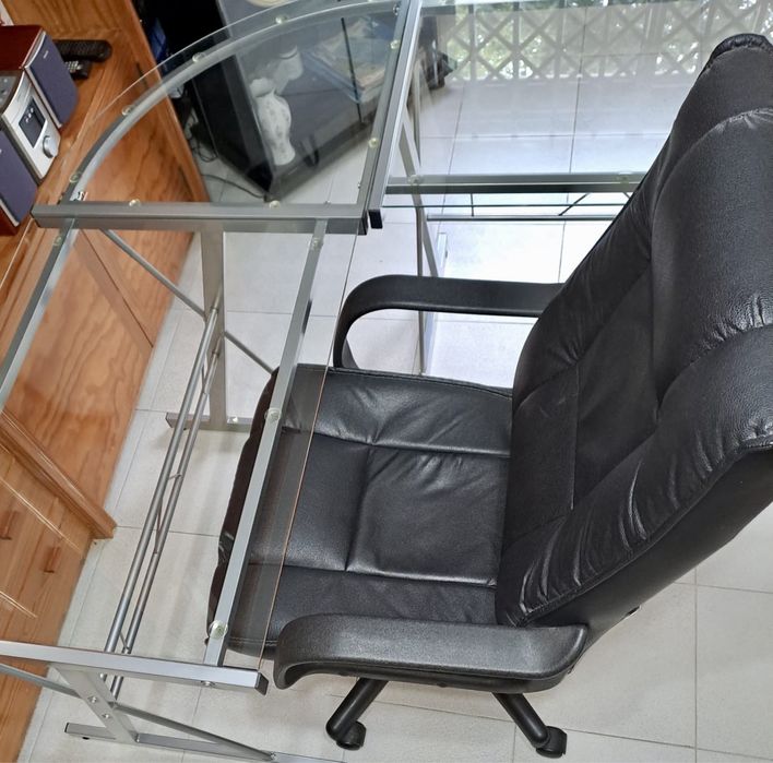 Mesa de vidro com cadeira de escritorio
