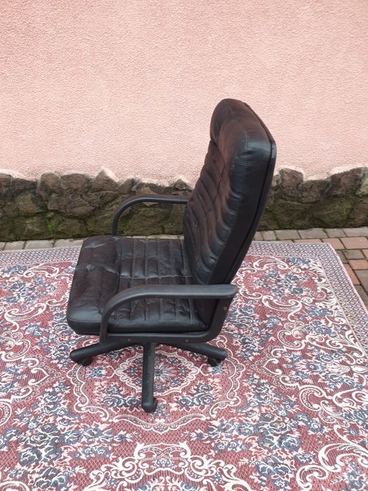 Продам шкіряне крісло