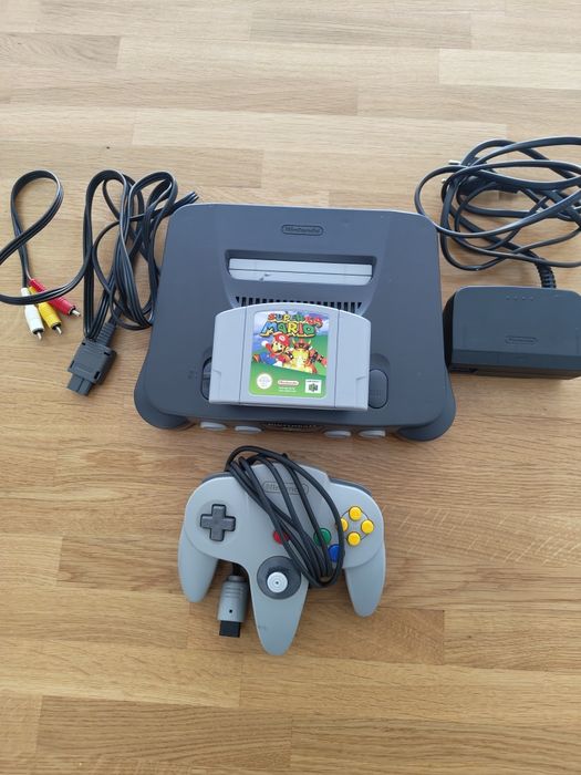 Nintendo 64 com comando e jogo