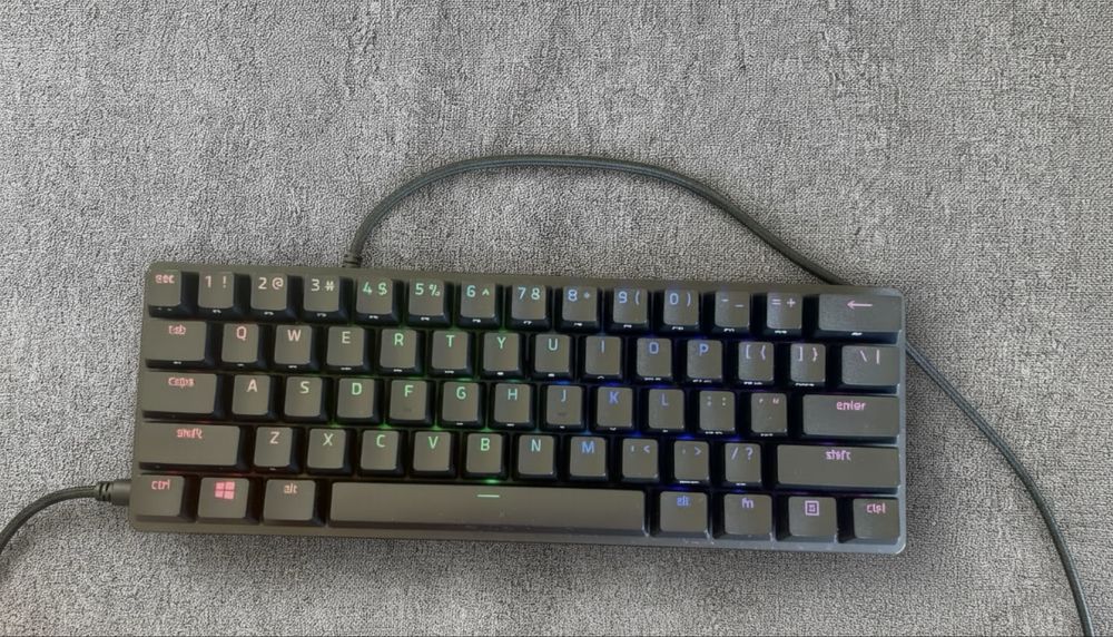 Teclado Razer Huntsman Mini (Switches Óticos Roxos) - semi-novo- com caixa.