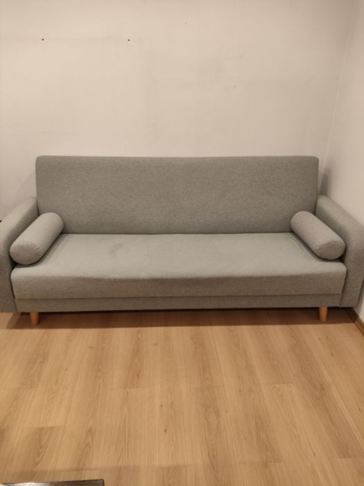 Sofa w kolorze szarym