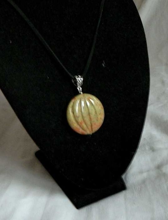 Naturalny oliwkowy jaspis cętkowany, oryginalny wisior na rzemyku