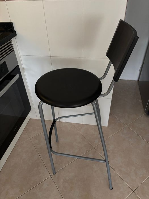 Bancos pretos cozinha