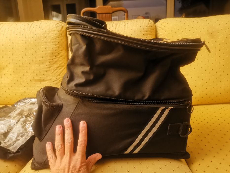 Saco moto viagem com iman grande espaço pois divide em 2 sacos novo