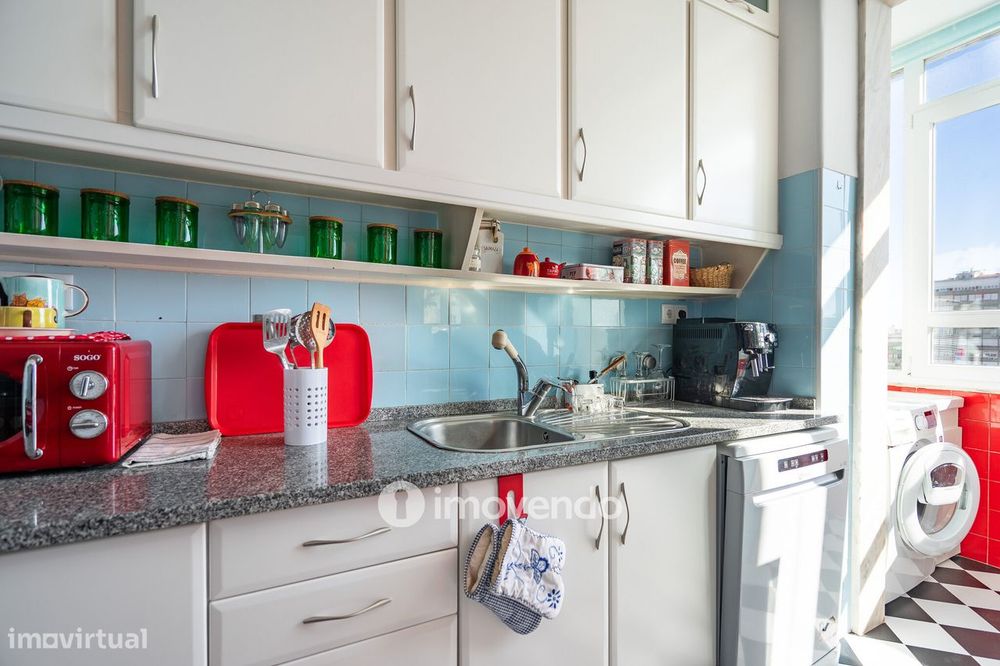 Apartamento T3+1 com áreas amplas e cozinha equipada, no Lumiar