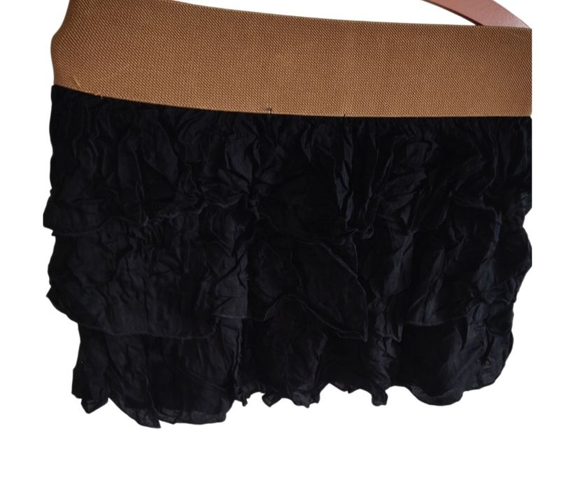 Markowe krótka spódniczka czarna z ozdobna klamrą falbanki spódnica