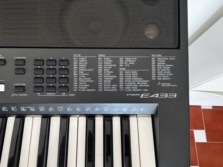 Teclado Yamaha PSR E 433 com suporte