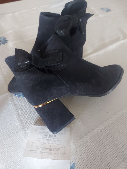 Botins em camurça pretas ,usadas um vez . Preço novas 64,99€