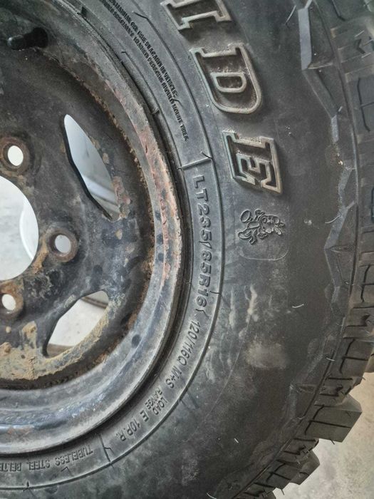 Pneu 235/85 16 Jante Land Rover 165.1