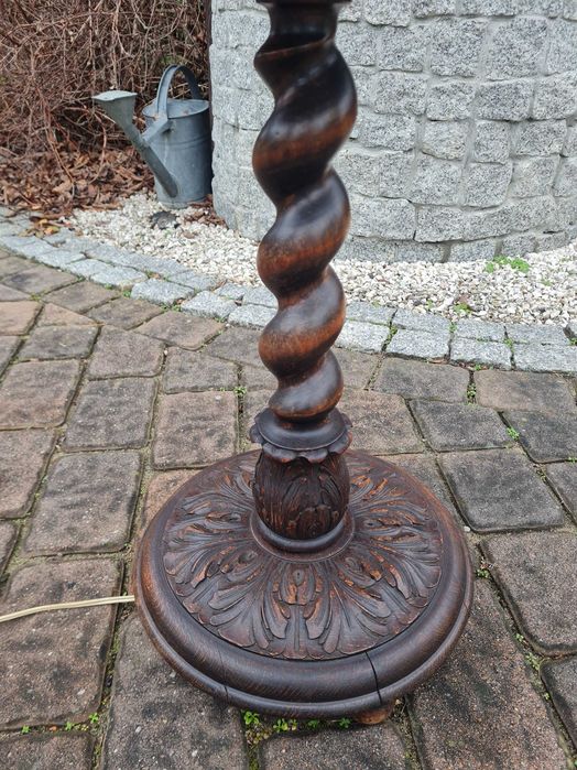 Zdobiona stara Lampa ze stolikiem