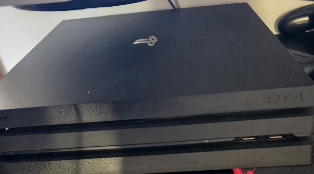 PS4 Pro 1TB COM CAIXA DE ORIGEM, 2 comandos, Desbloqueada e possibilidade de Fifa 27 a pedido.