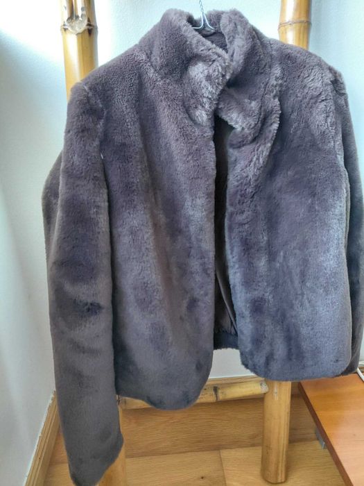 Casaco super elegante e fofinho para o inverno! Muito boas condições!