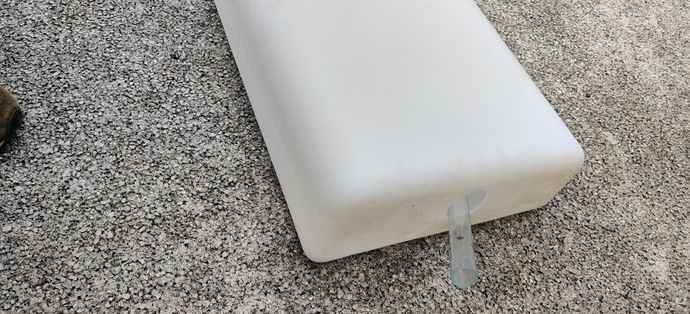 Depósito de água  com torneira e lavatório em plástico