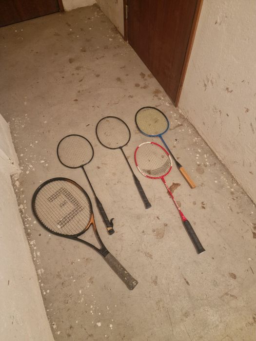 Raquetes de badminton e uma de tenix