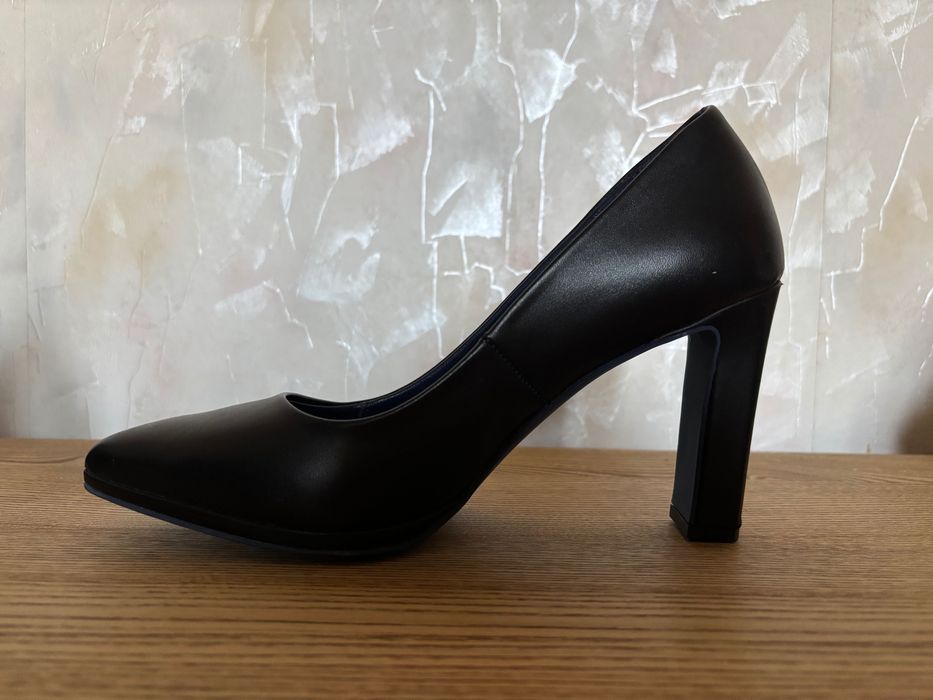 Класичні чорні туфлі United Colors of Benetton, розмір 38-39