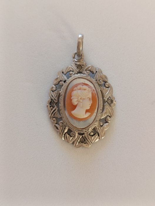 Antiga medalha em prata com camafeu