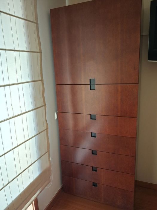 Quarto que inclui cama com cabeceira para arrumos e camiseiro,  em madeira maciça de cerejeira